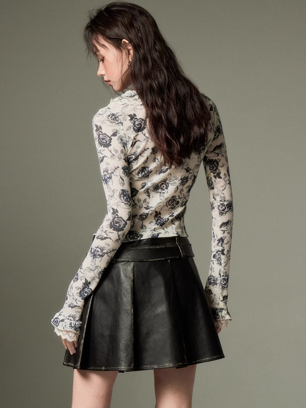 CHIC PLEATED MINI SKIRT IN BLACK FAUX LEATHER