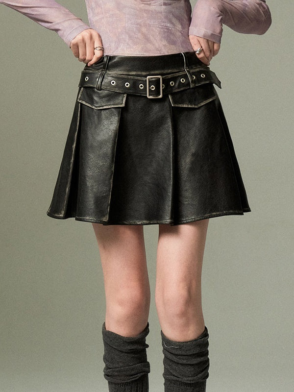 CHIC PLEATED MINI SKIRT IN BLACK FAUX LEATHER