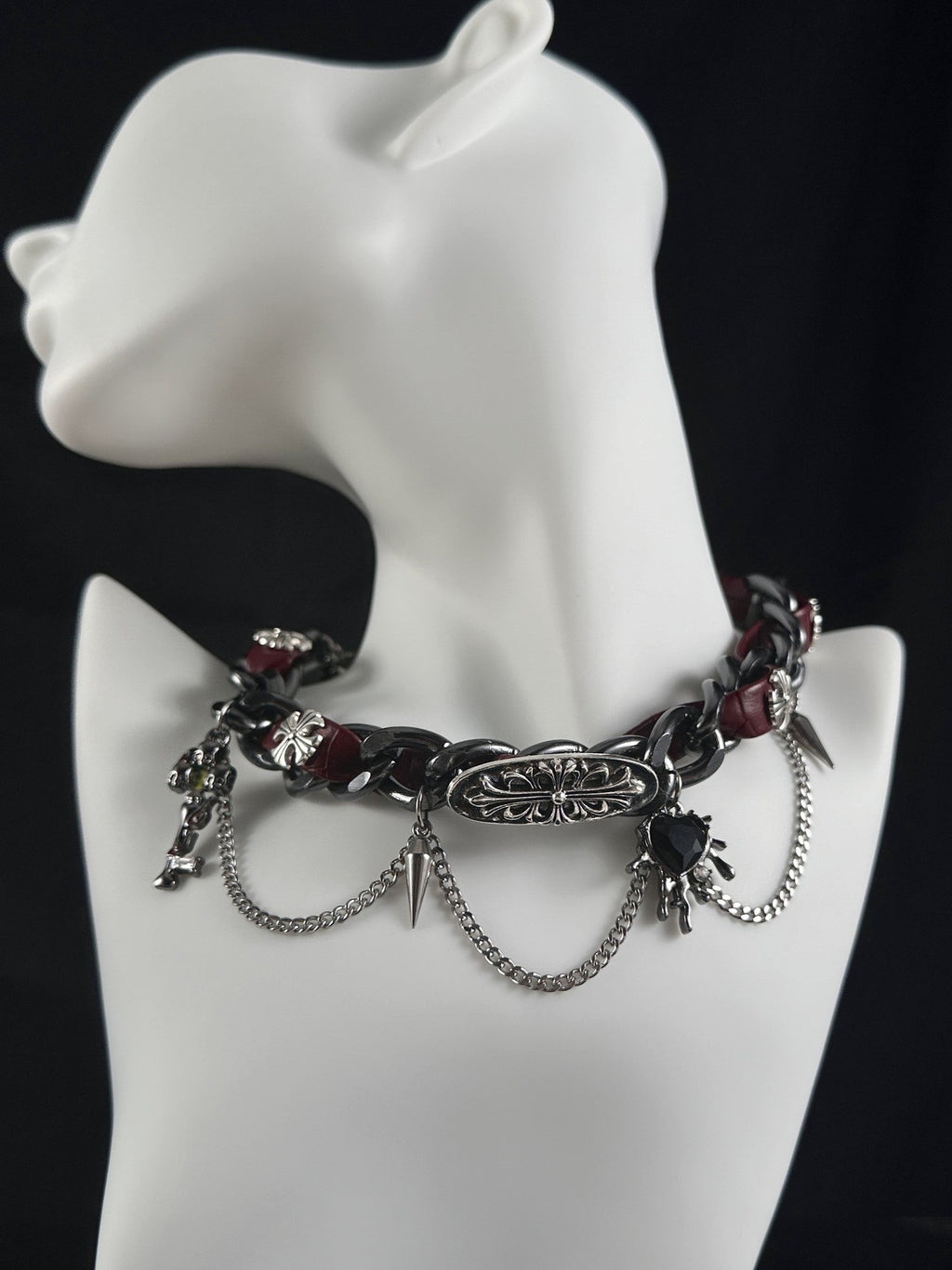 CHUNKY CHAIN NECKLACE WITH CHARMS AND GEOMETRIC PATTERN ALLOY