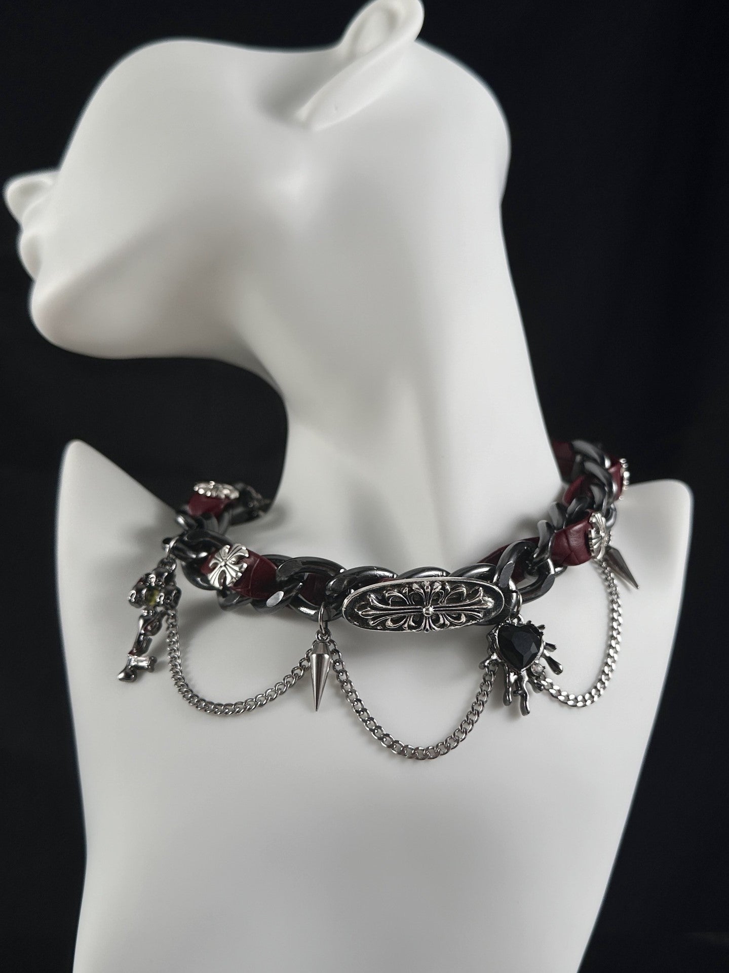 CHUNKY CHAIN NECKLACE WITH CHARMS AND GEOMETRIC PATTERN ALLOY