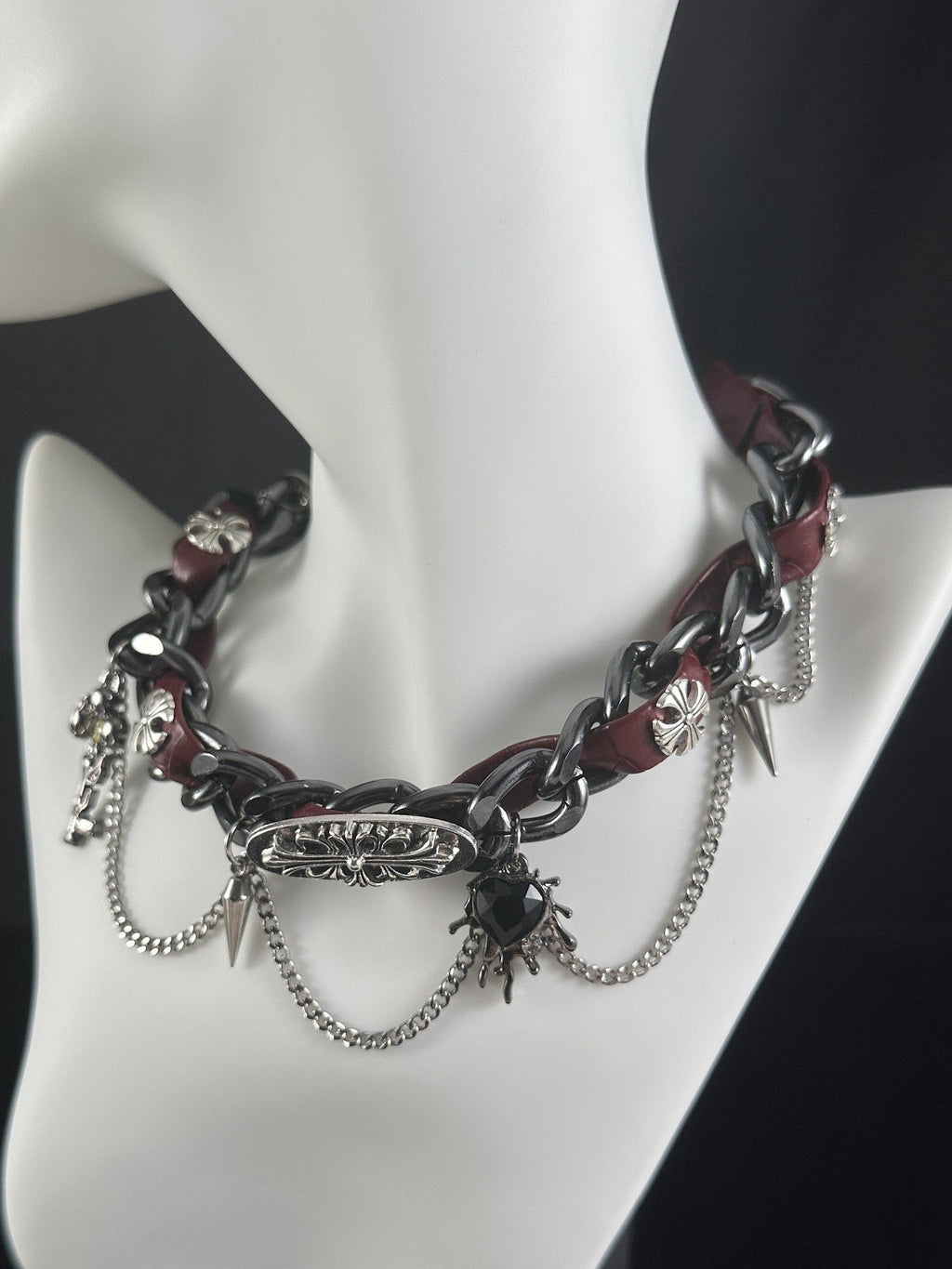 CHUNKY CHAIN NECKLACE WITH CHARMS AND GEOMETRIC PATTERN ALLOY