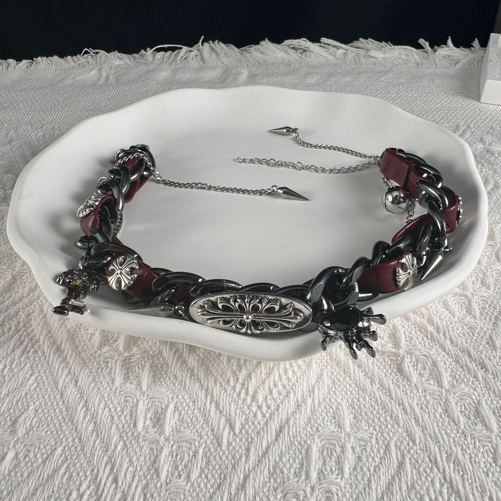 CHUNKY CHAIN NECKLACE WITH CHARMS AND GEOMETRIC PATTERN ALLOY