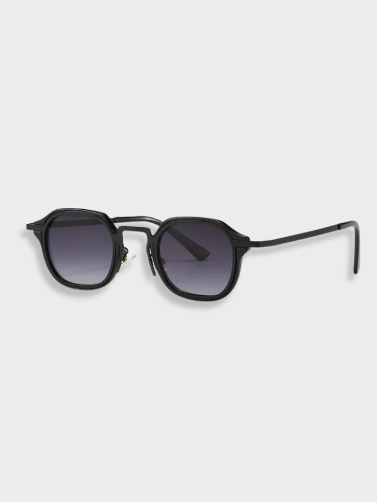 CLASSIC ROUND SUNGLASSES WITH BLACK AND GOLD FRAME - TIMELESS ACCESSORY