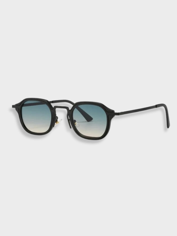 CLASSIC ROUND SUNGLASSES WITH BLACK AND GOLD FRAME - TIMELESS ACCESSORY