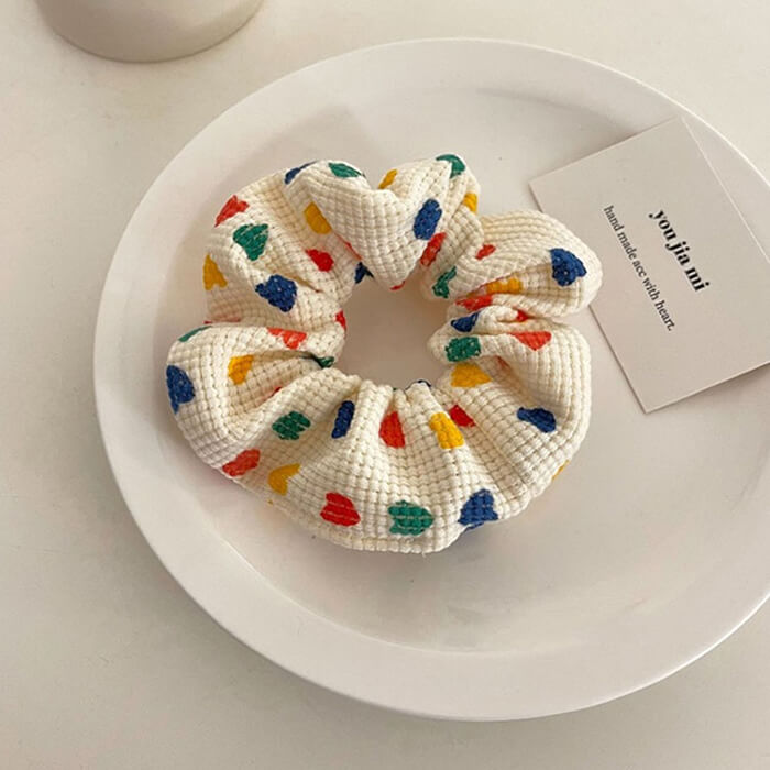 CREAM-COLORED HEARTS SCRUNCHIE WITH COLORFUL HEARTS PATTERN
