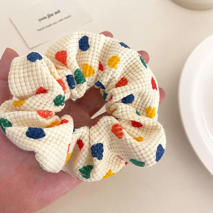 CREAM-COLORED HEARTS SCRUNCHIE WITH COLORFUL HEARTS PATTERN