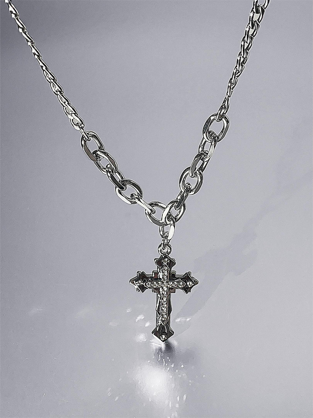 CROSS PENDANT SILVER NECKLACE WITH GEOMETRIC ALLOY DESIGN