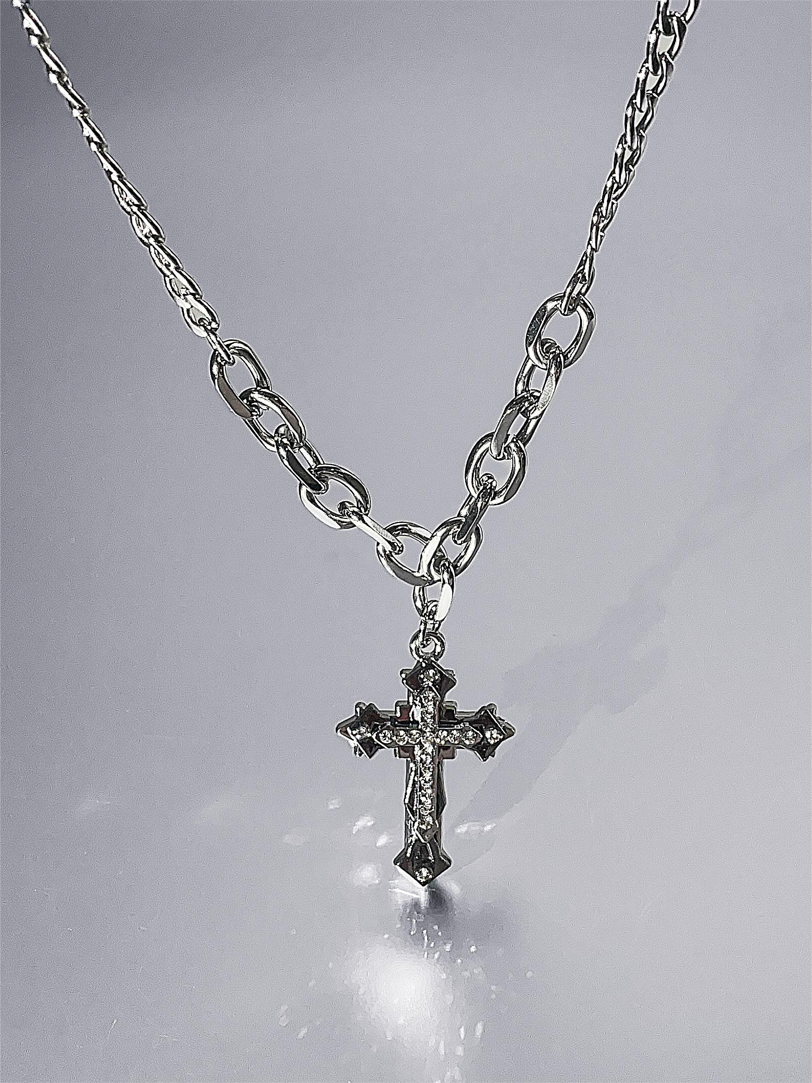 CROSS PENDANT SILVER NECKLACE WITH GEOMETRIC ALLOY DESIGN