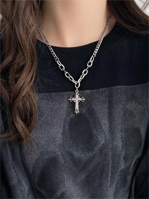 CROSS PENDANT SILVER NECKLACE WITH GEOMETRIC ALLOY DESIGN