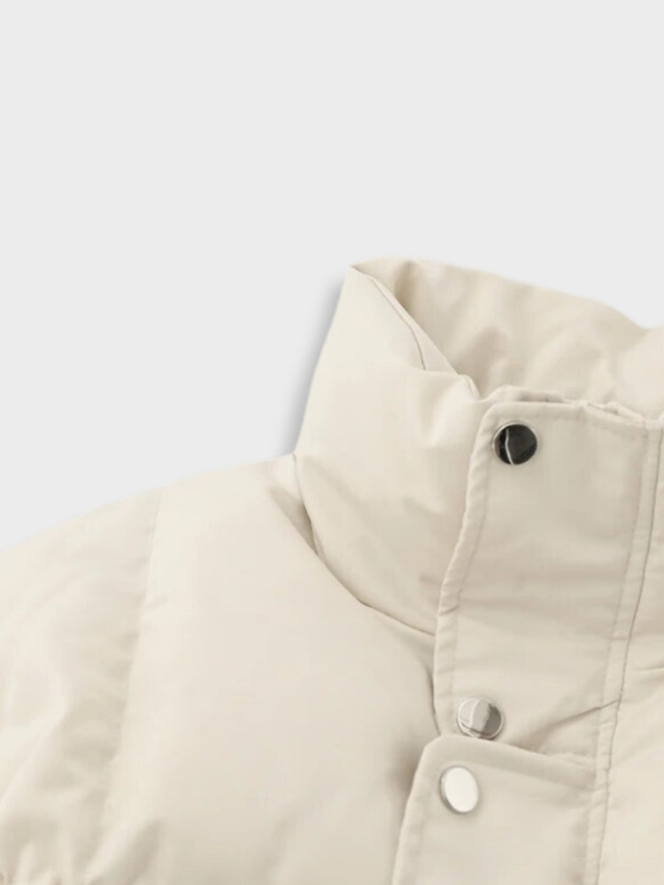 BLACK PUFFER JACKET WITH WHITE ACCENTS FOR COLD WEATHER WEAR