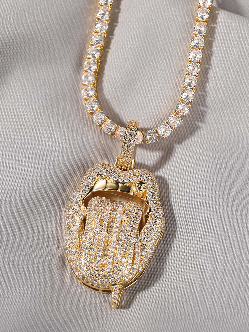 DIAMOND-ENCRUSTED LIPS PENDANT WITH GOLD GRILL HIP HOP TONGUE PENDANT