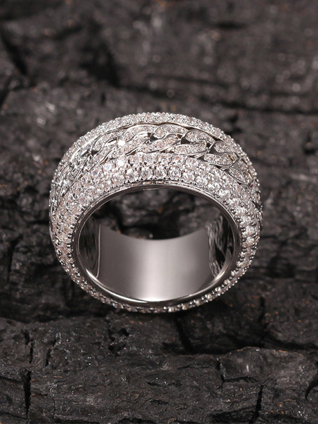 DIAMOND-STUDDED SPINNABLE LINK RING WITH SPARKLING ACCENTS