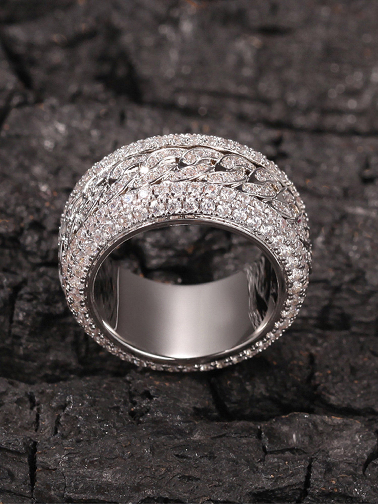 DIAMOND-STUDDED SPINNABLE LINK RING WITH SPARKLING ACCENTS