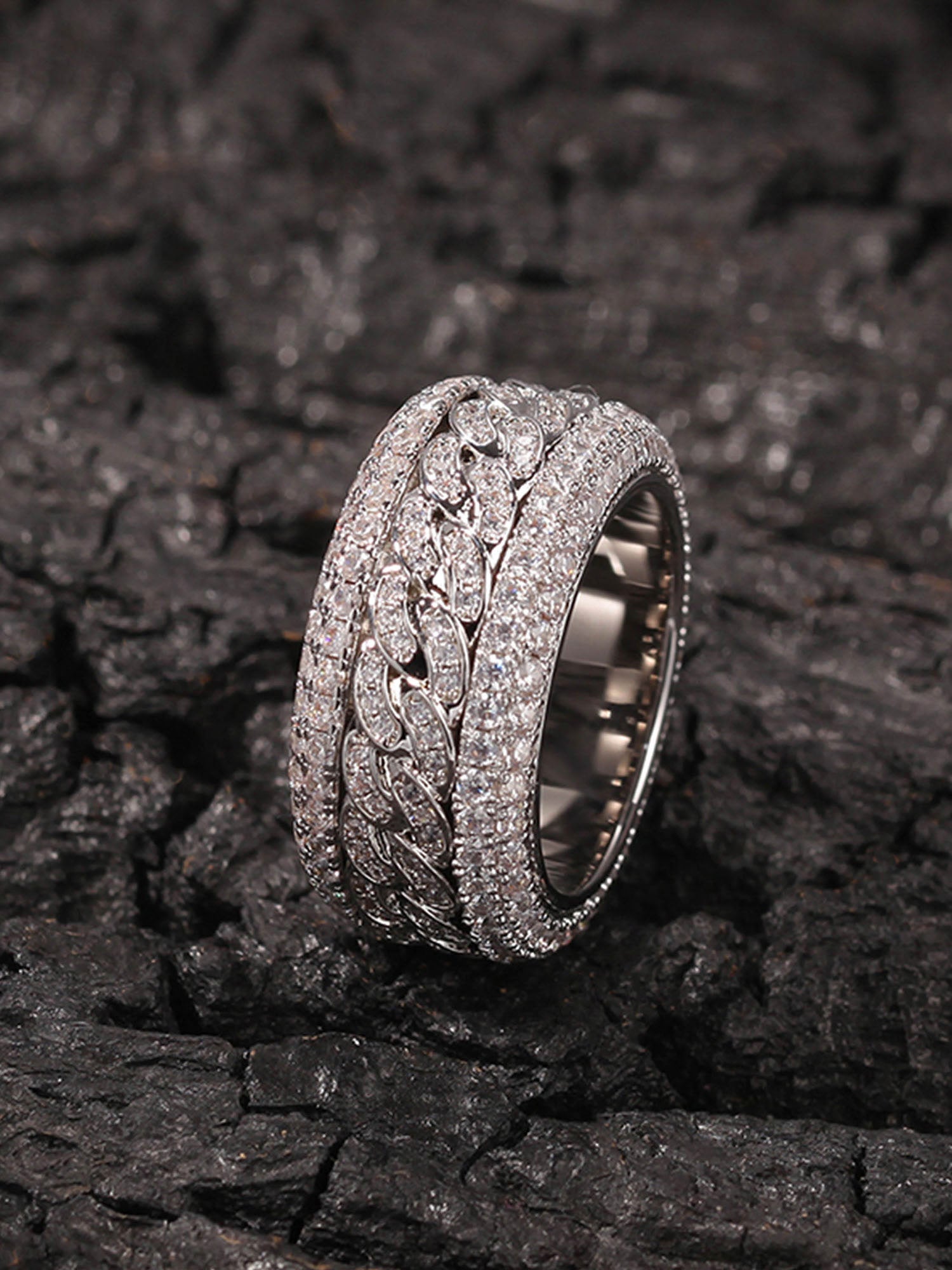 DIAMOND-STUDDED SPINNABLE LINK RING WITH SPARKLING ACCENTS