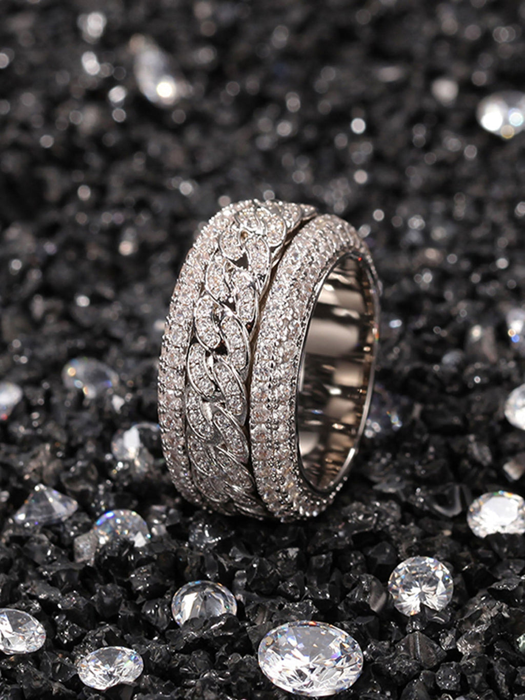DIAMOND-STUDDED SPINNABLE LINK RING WITH SPARKLING ACCENTS