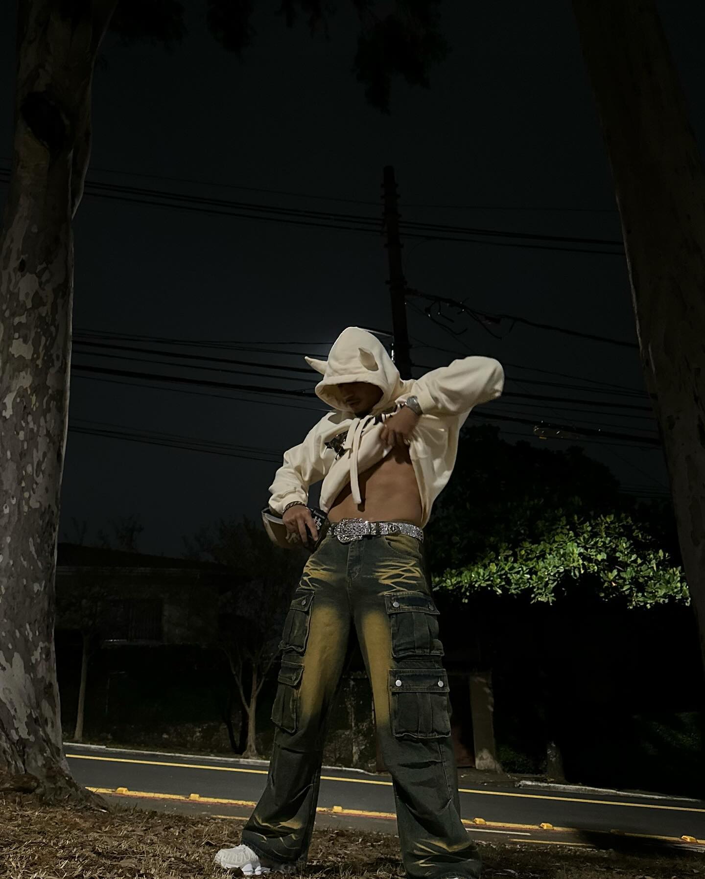 DISTRESSED CARGO JEANS WITH TRENDY MID WAIST DESIGN