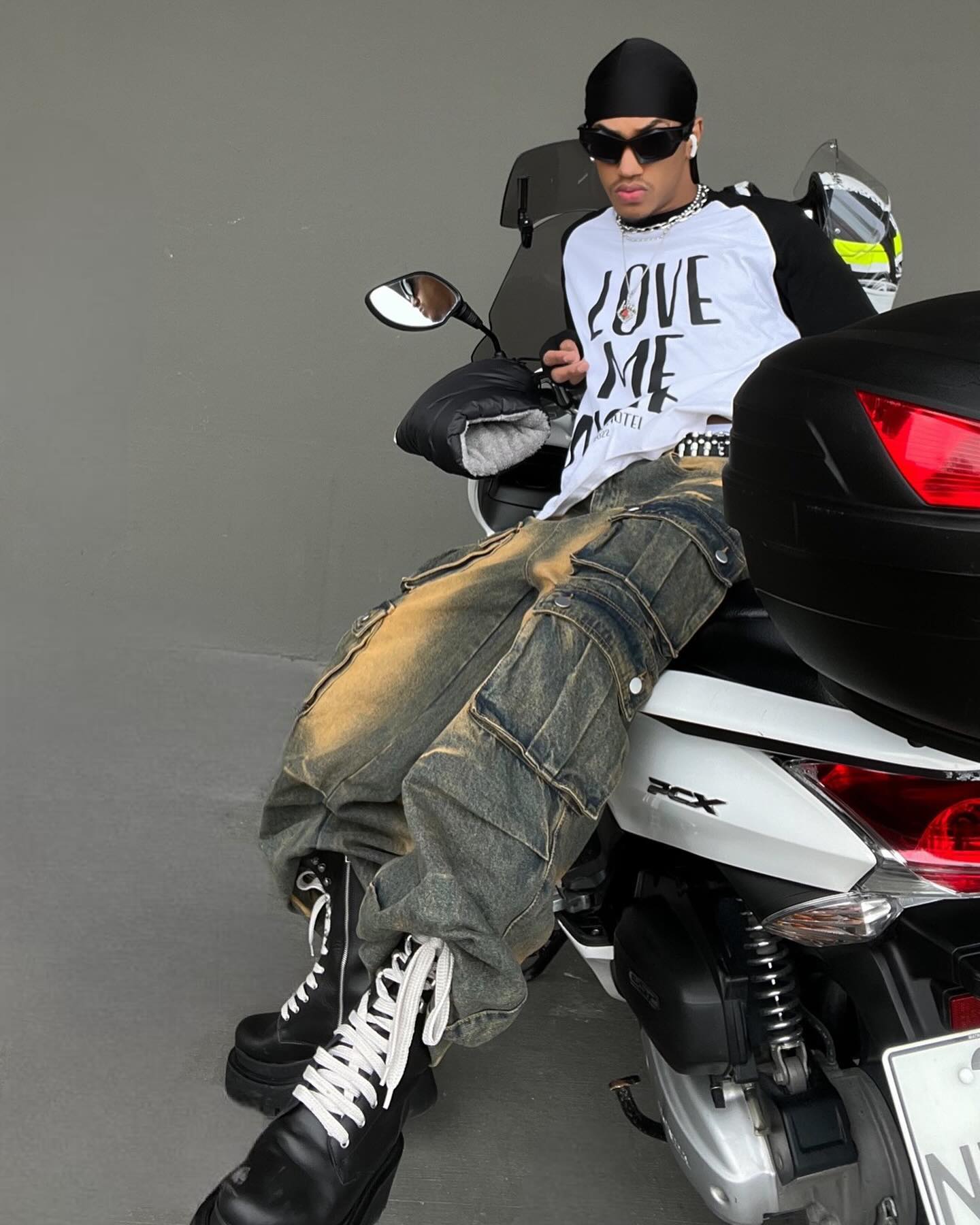 DISTRESSED CARGO JEANS WITH TRENDY MID WAIST DESIGN