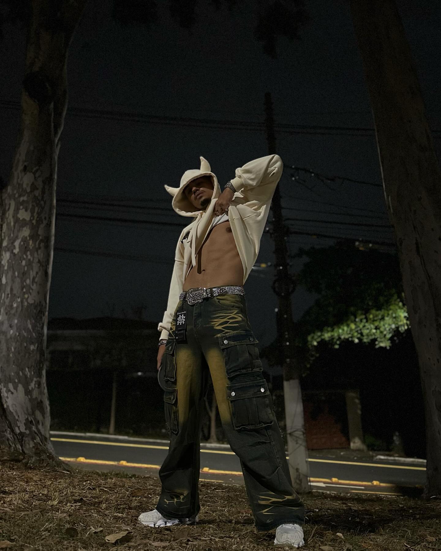 DISTRESSED CARGO JEANS WITH TRENDY MID WAIST DESIGN