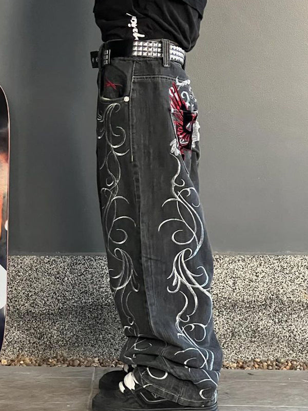 EMBROIDERED BOYFRIEND JEANS MIT STUDDED BELT