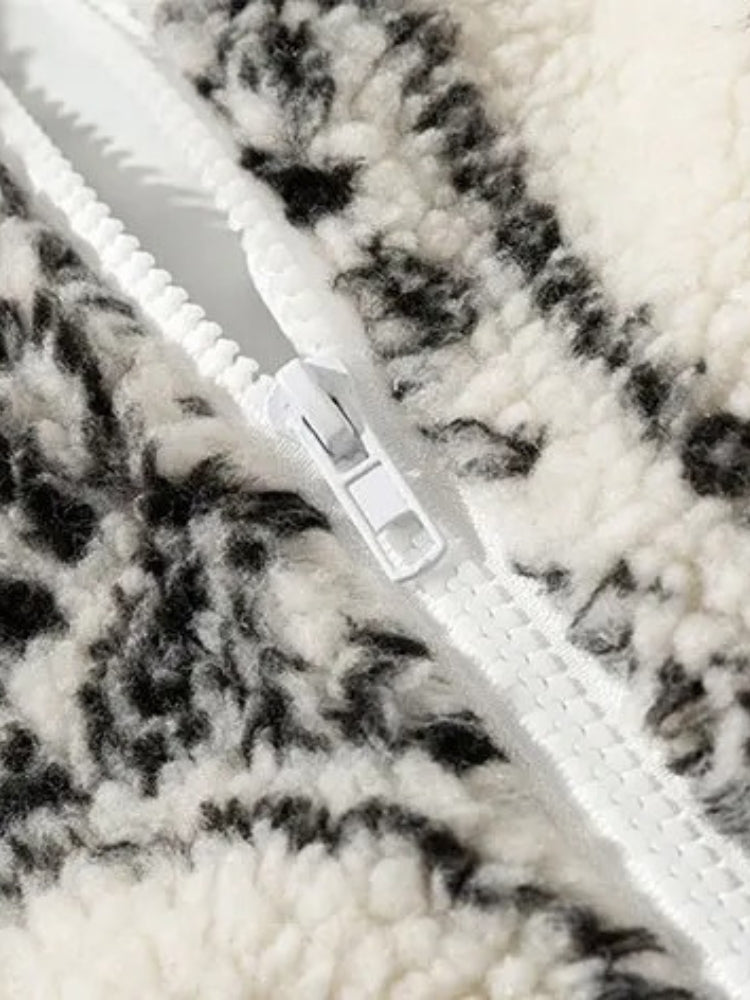 FLEECE JACKET WITH WHITE AND BLACK PAISLEY PATTERN