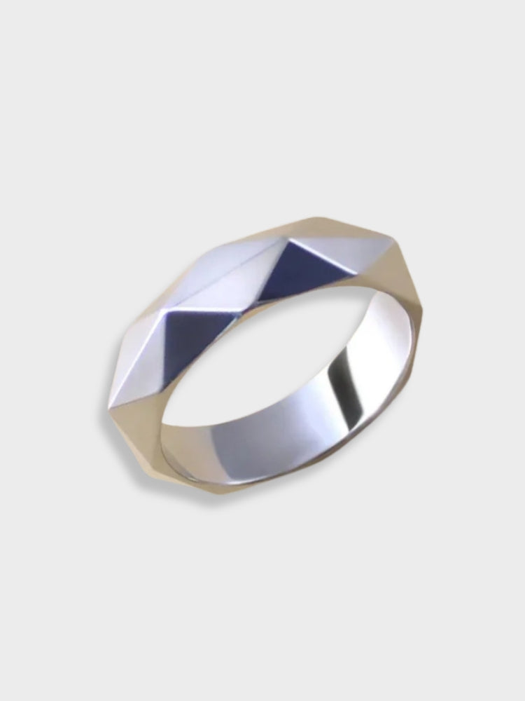 GEOMETRIC SILVER RING WITH TIMELESS ELEGANCE DIAMOND CUT DESIGN