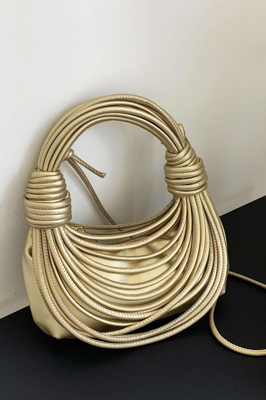 GOLD KNOTTED-HANDLE HANDBAG WITH ELEGANT DESIGN AND VERSATILE