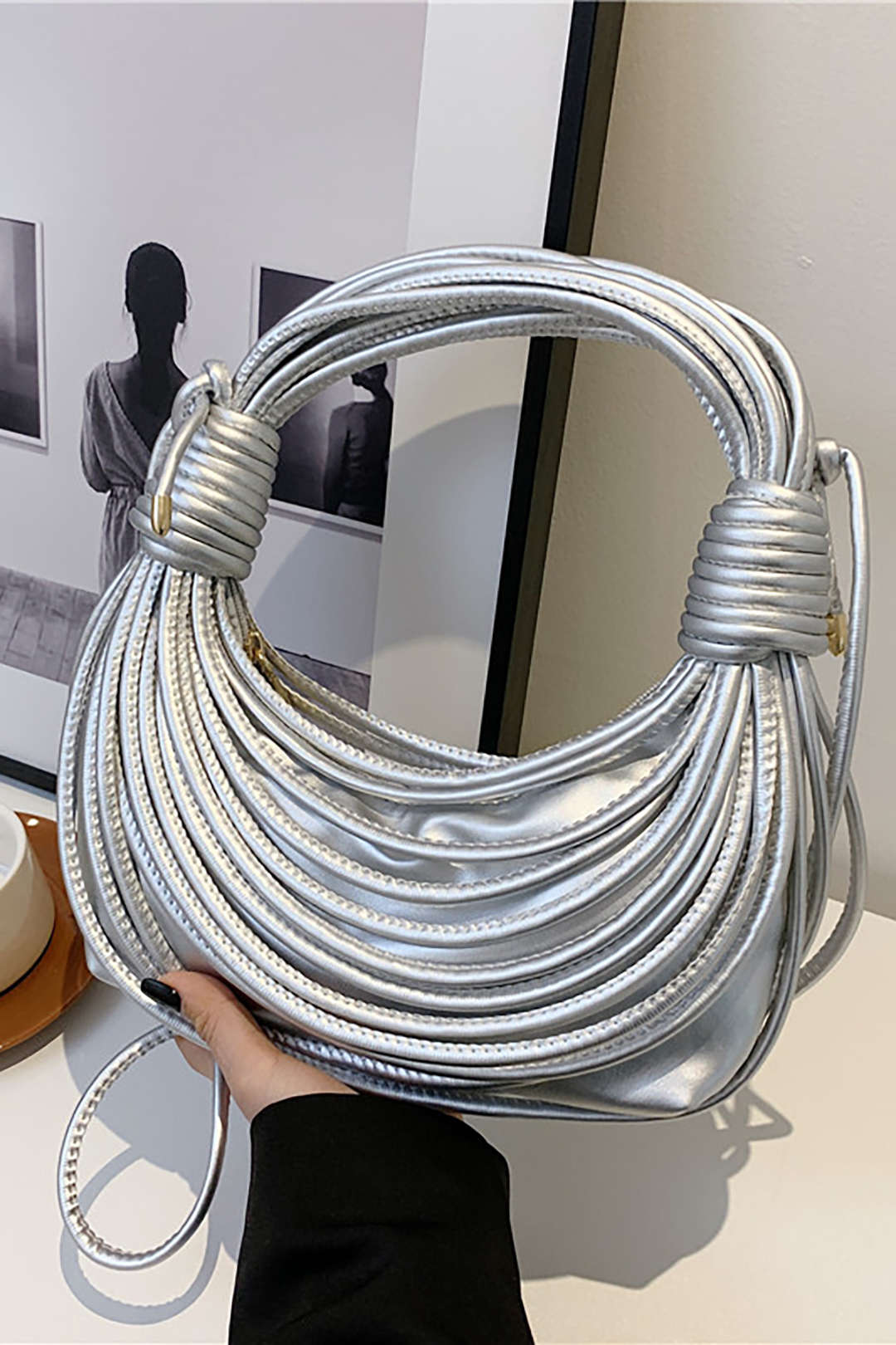 GOLD KNOTTED-HANDLE HANDBAG WITH ELEGANT DESIGN AND VERSATILE