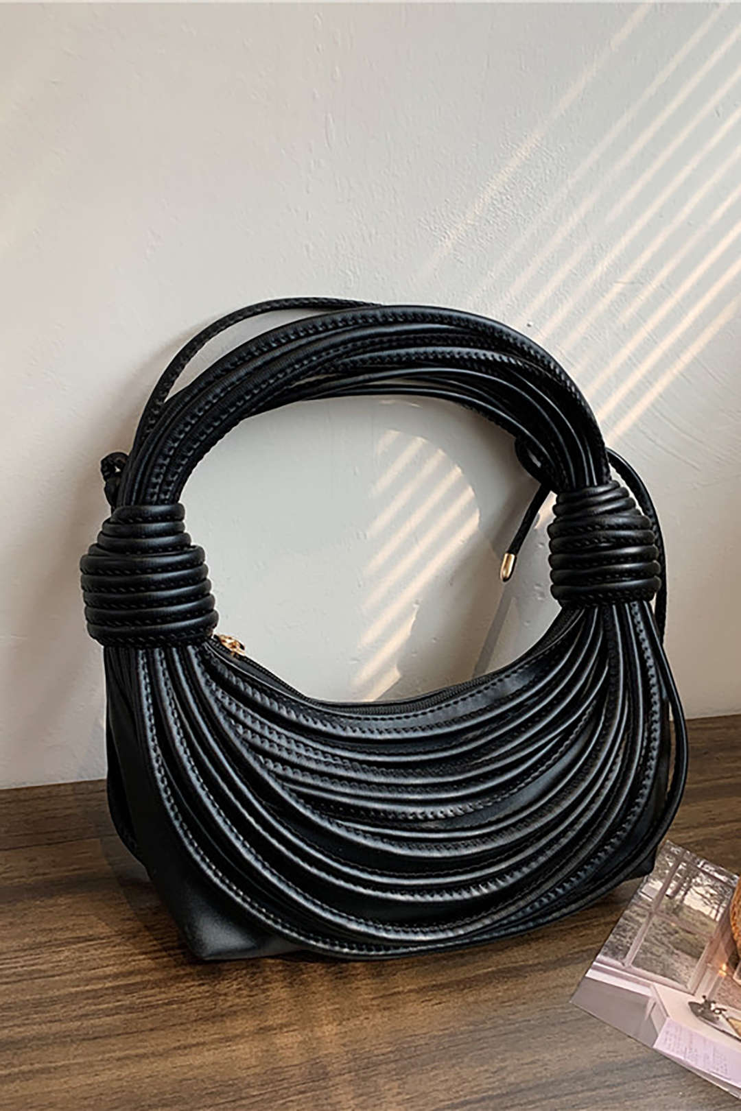 GOLD KNOTTED-HANDLE HANDBAG WITH ELEGANT DESIGN AND VERSATILE