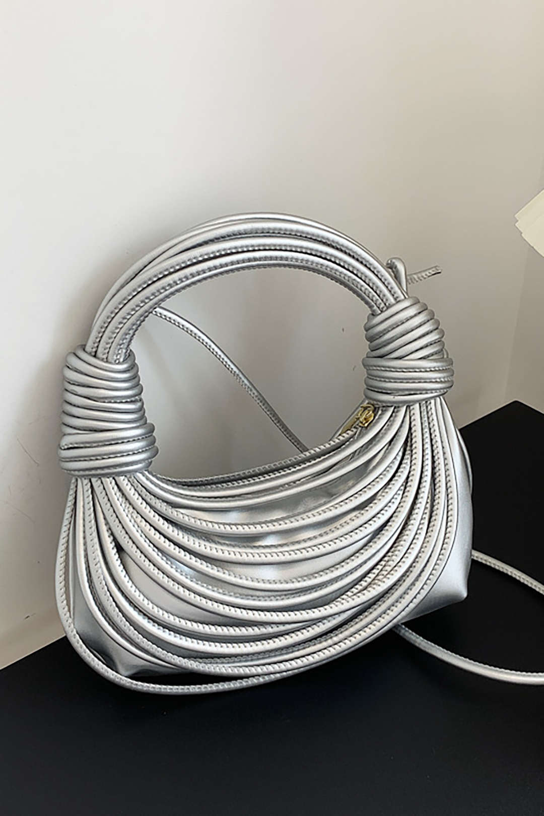 GOLD KNOTTED-HANDLE HANDBAG WITH ELEGANT DESIGN AND VERSATILE