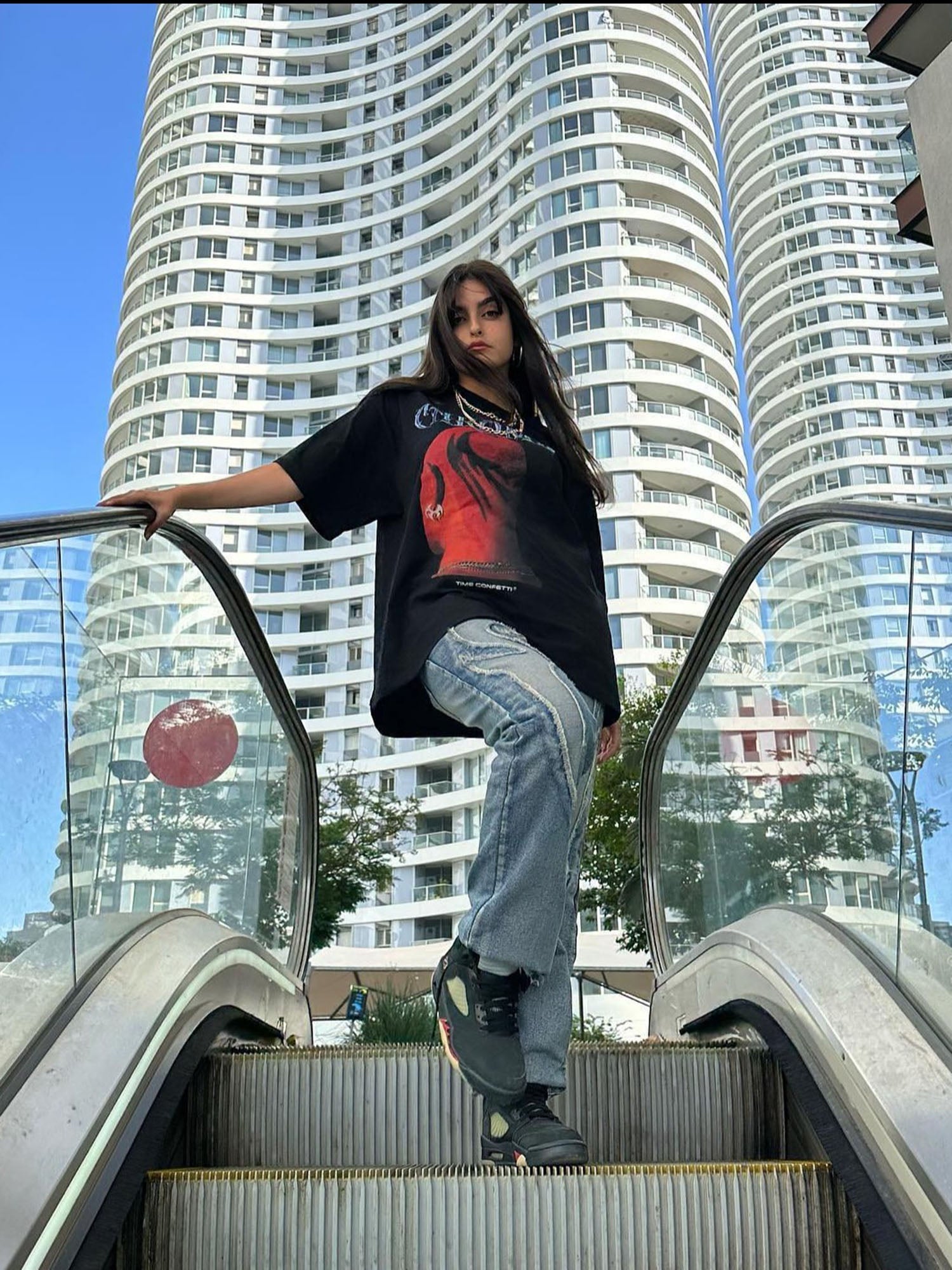 GRAPHIC PRINT BLACK T-SHIRT WITH HEAD PRINT FOR HIP HOP STYLE