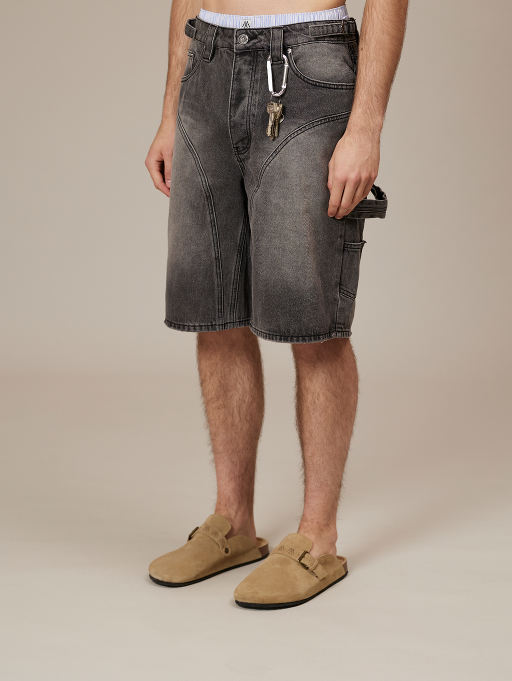 GRAY DENIM CARPENTER SHORTS IN WASHED COTTON DENIM