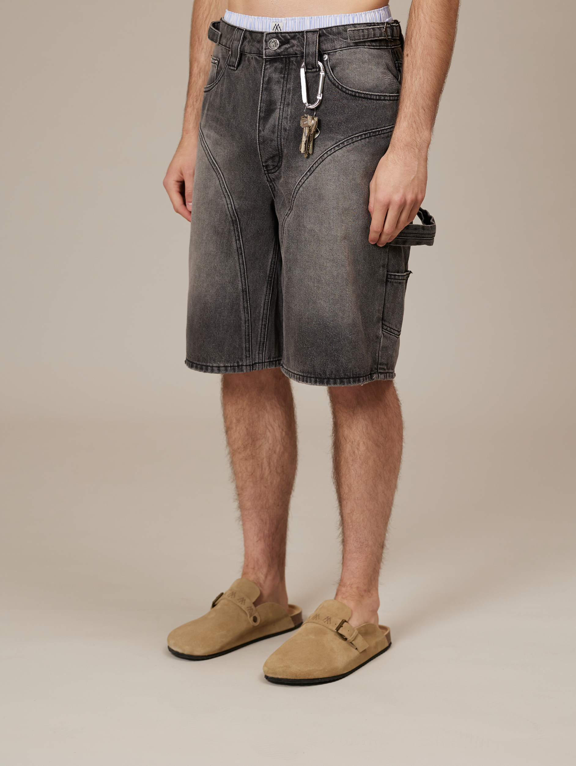 GRAY DENIM CARPENTER SHORTS IN WASHED COTTON DENIM
