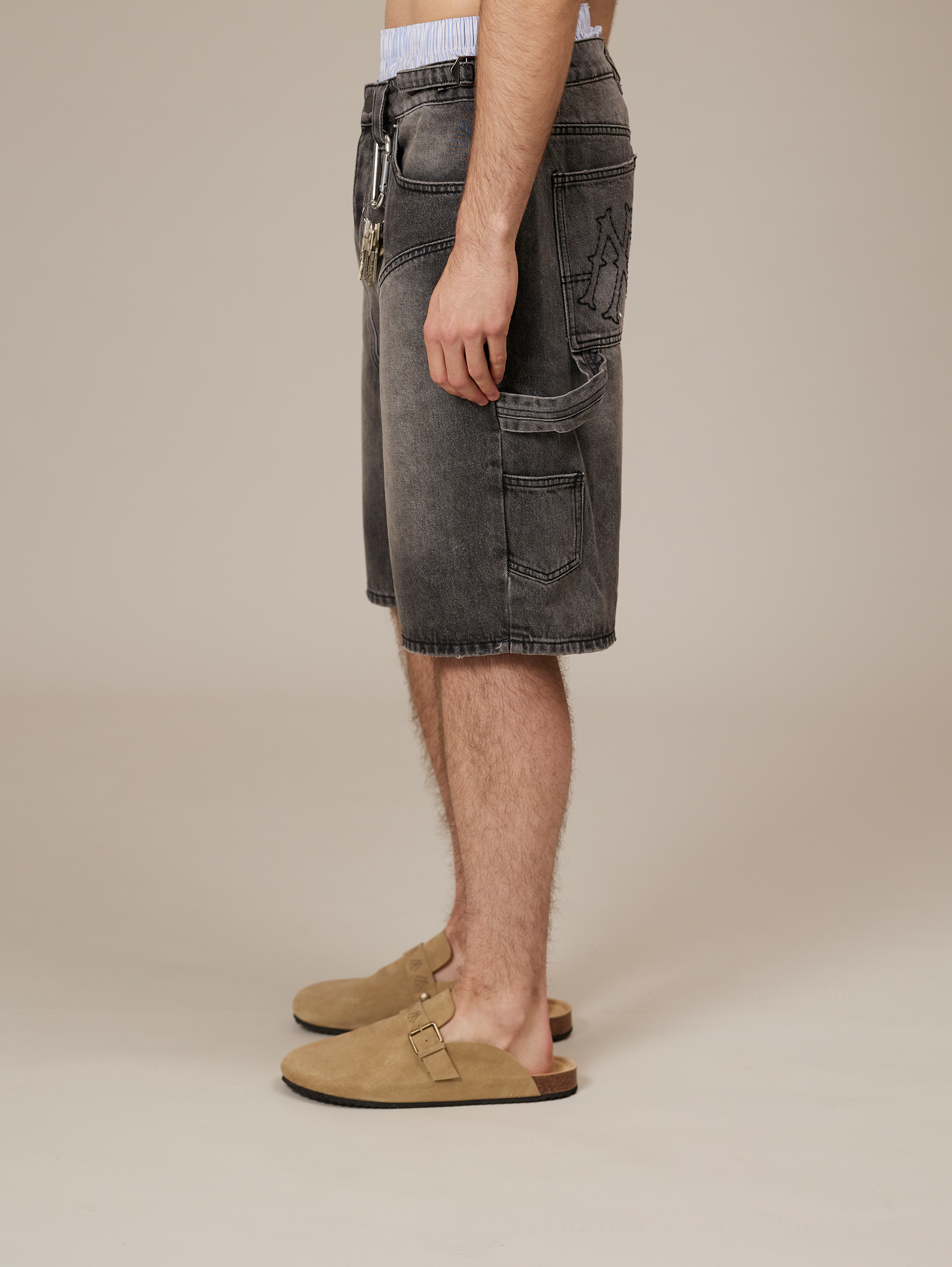 GRAY DENIM CARPENTER SHORTS IN WASHED COTTON DENIM