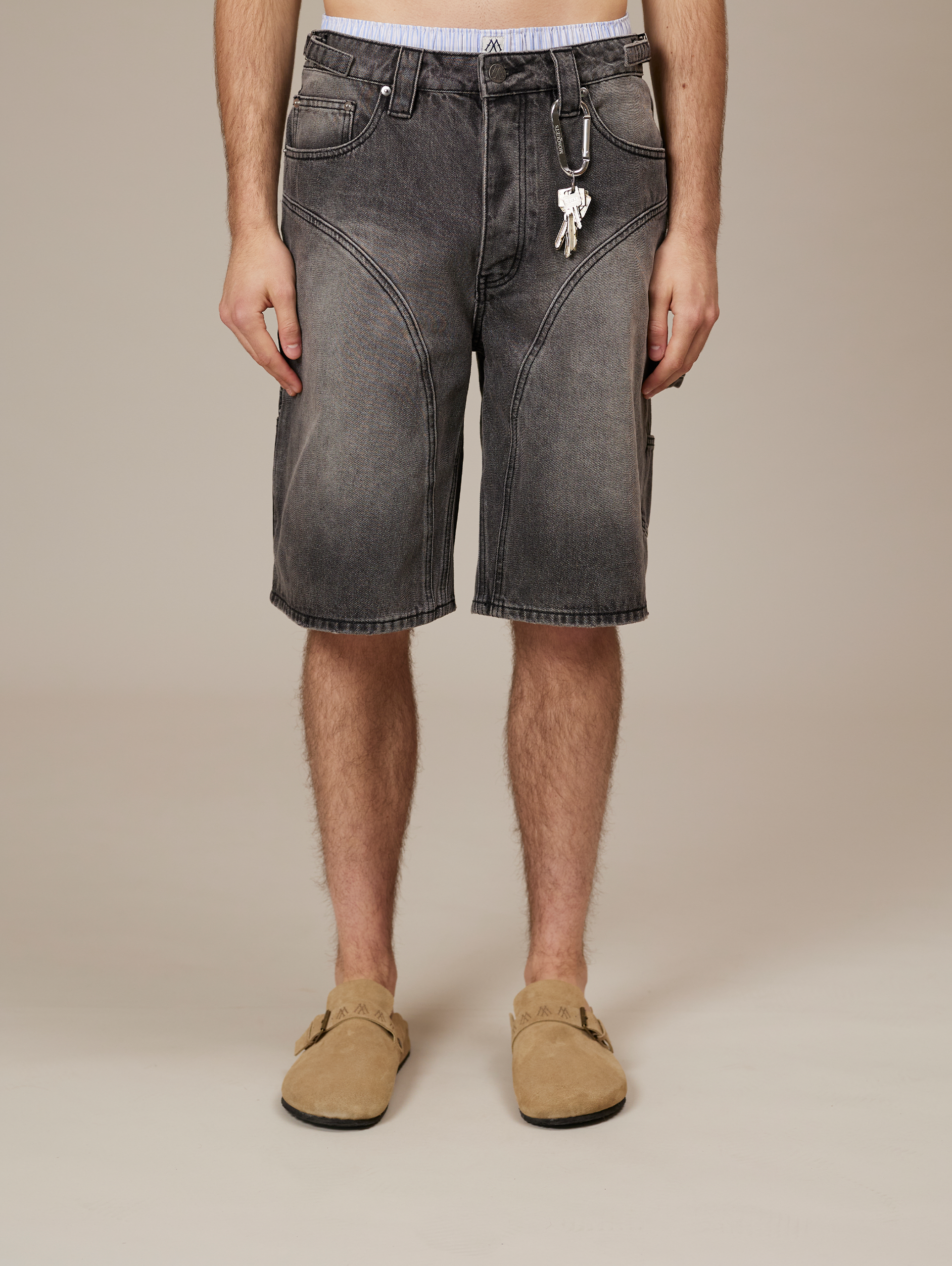 GRAY DENIM CARPENTER SHORTS IN WASHED COTTON DENIM