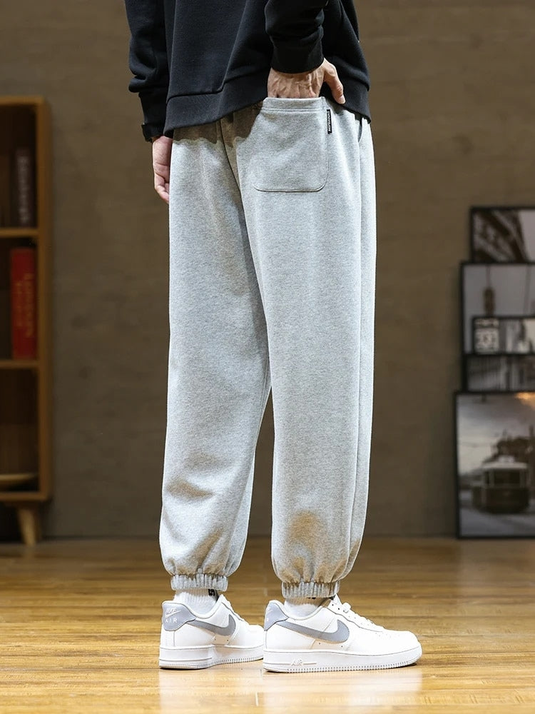 GRAY DRAWSTRING SWEATPANTS WITH ADJUSTABLE FIT AND DRAWSTRING HEM