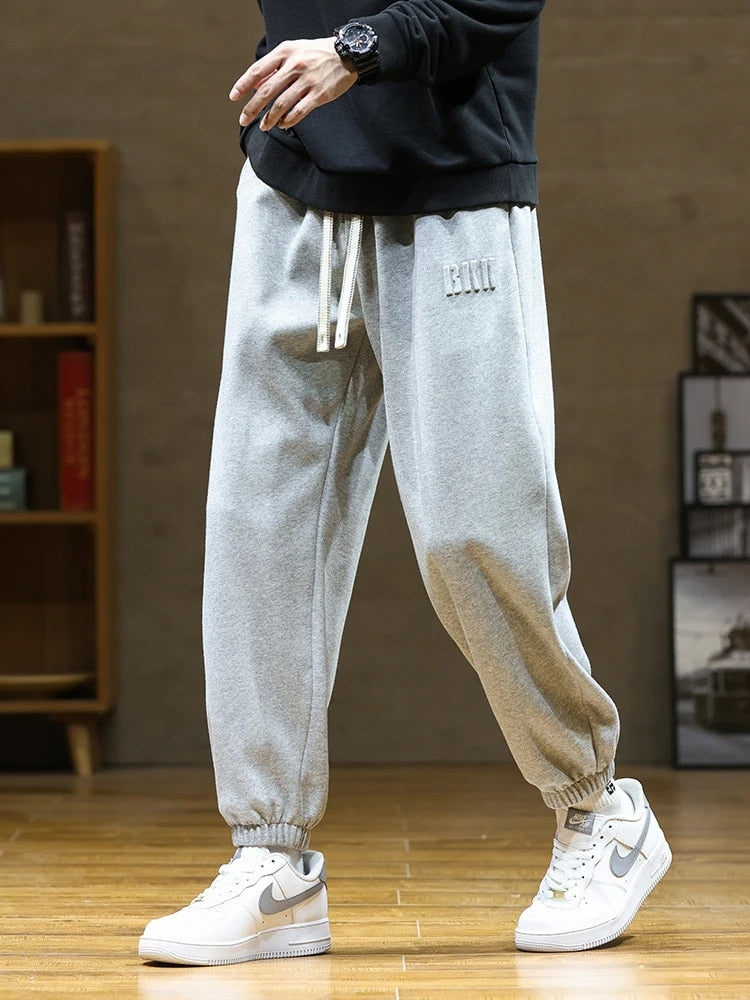 GRAY DRAWSTRING SWEATPANTS WITH ADJUSTABLE FIT AND DRAWSTRING HEM