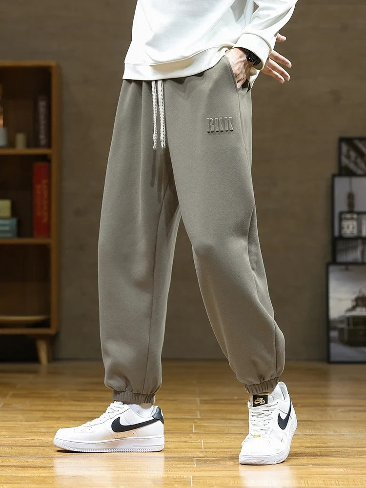 GRAY DRAWSTRING SWEATPANTS WITH ADJUSTABLE FIT AND DRAWSTRING HEM