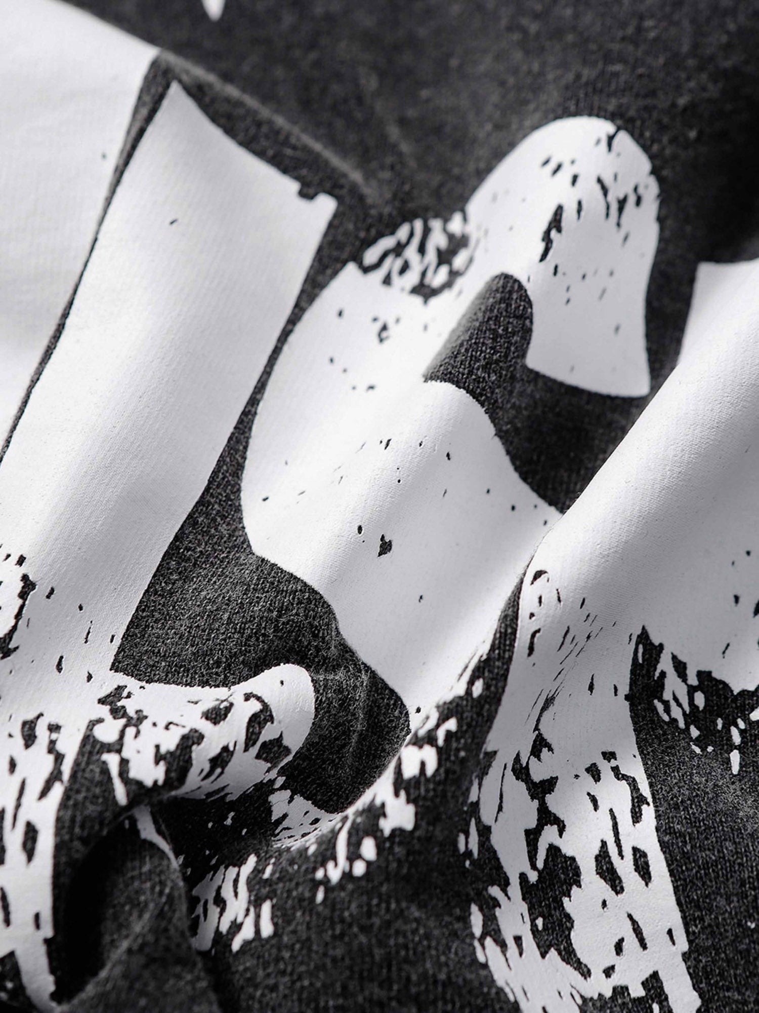 GRAY SHORT SLEEVE PULLOVER T-SHIRT WITH FACE GRAPHIC - TRENDY CASUAL