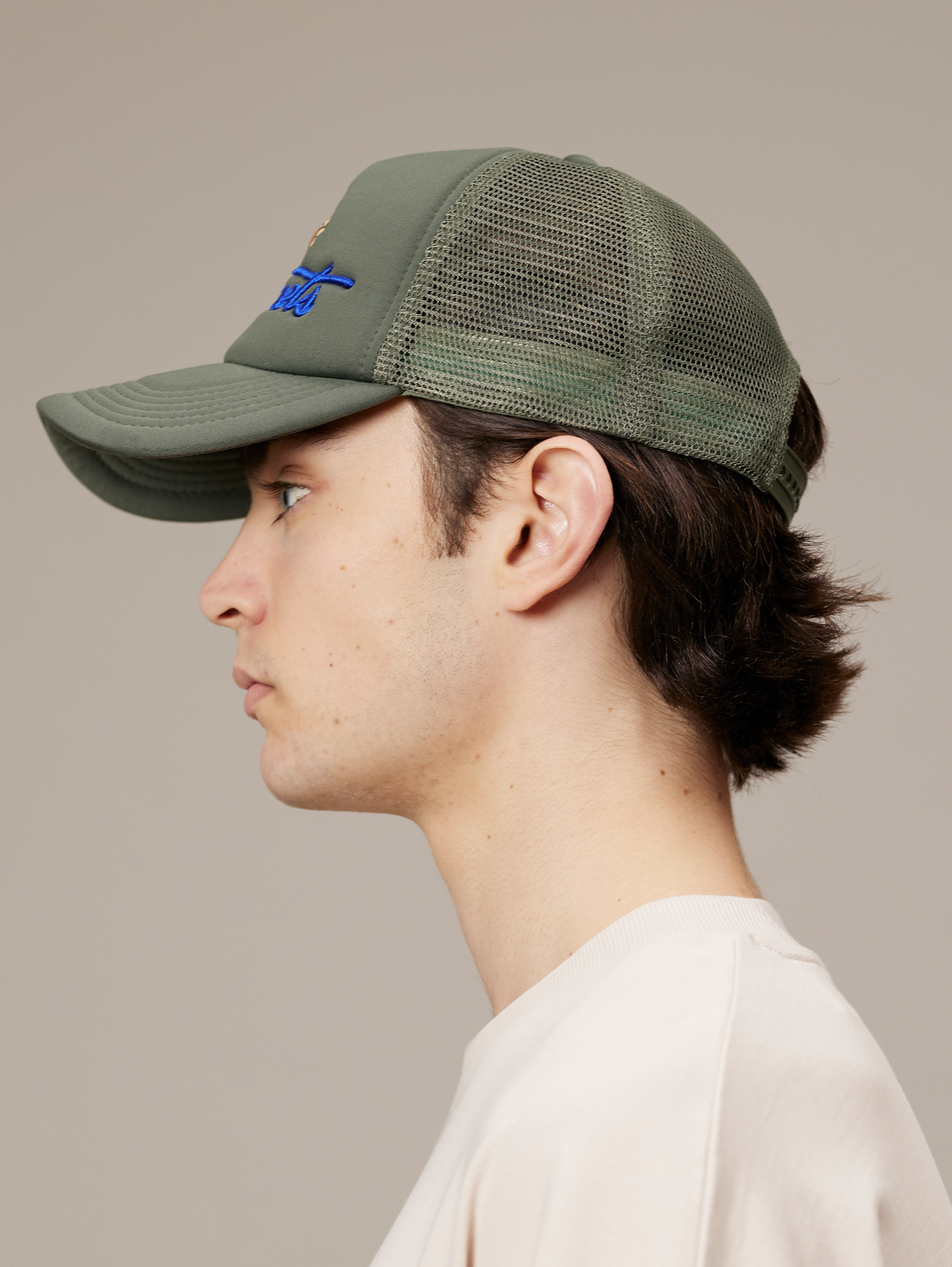 GRAY TRUCKER HAT WITH SUN GRAPHIC FOR EVERYDAY WEAR AND SNAP CLOSURE