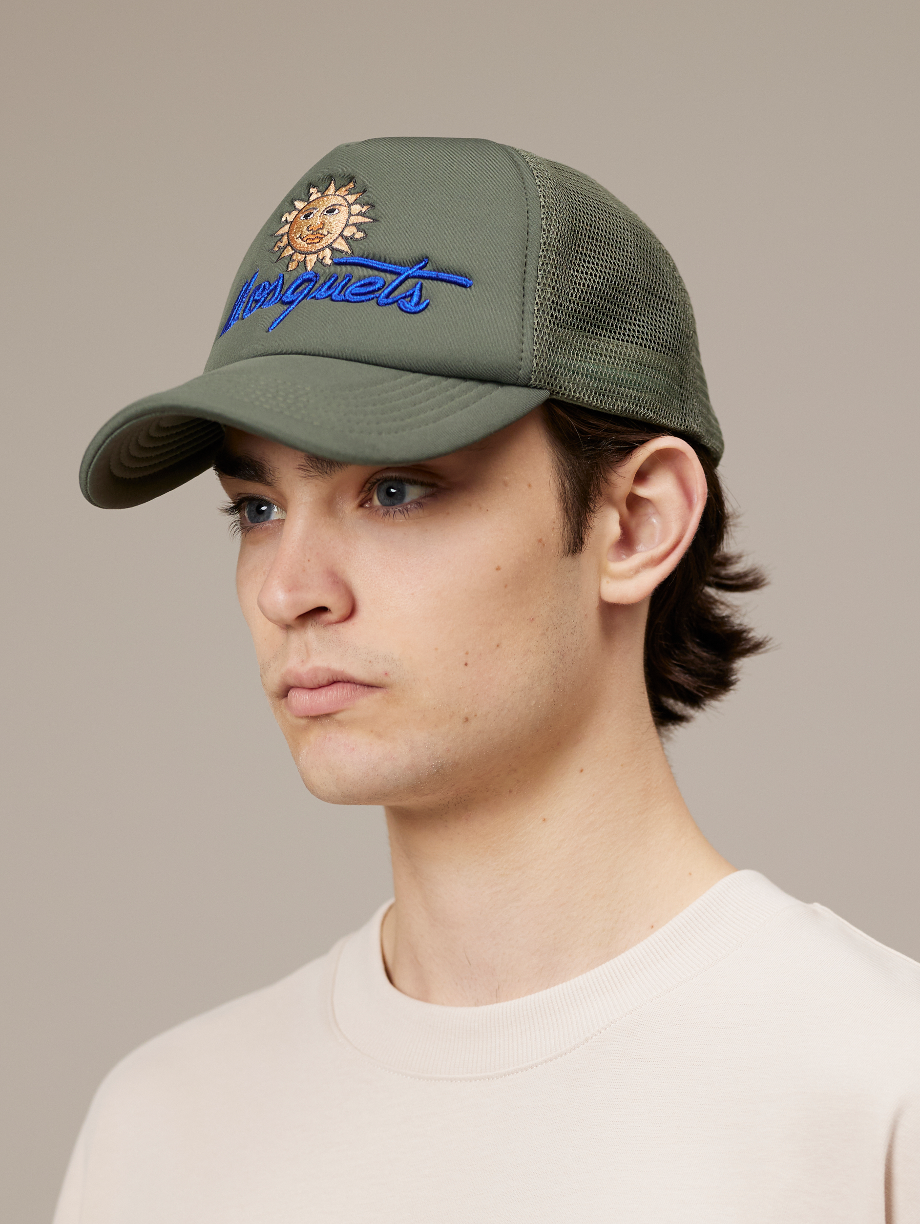 GRAY TRUCKER HAT WITH SUN GRAPHIC FOR EVERYDAY WEAR AND SNAP CLOSURE
