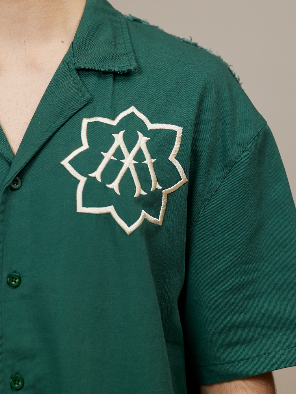 GREEN SHORT-SLEEVED BUTTON-DOWN SHIRT WITH SUPERIOR EMBROIDERY