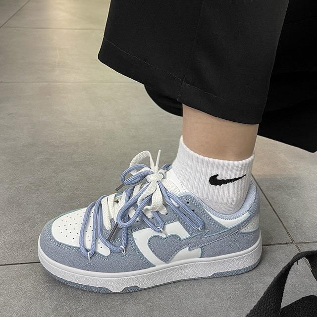 HEART-ACCENT SNEAKERS EN FORME EN CUIR - GRAY AND WHITE DESIGN