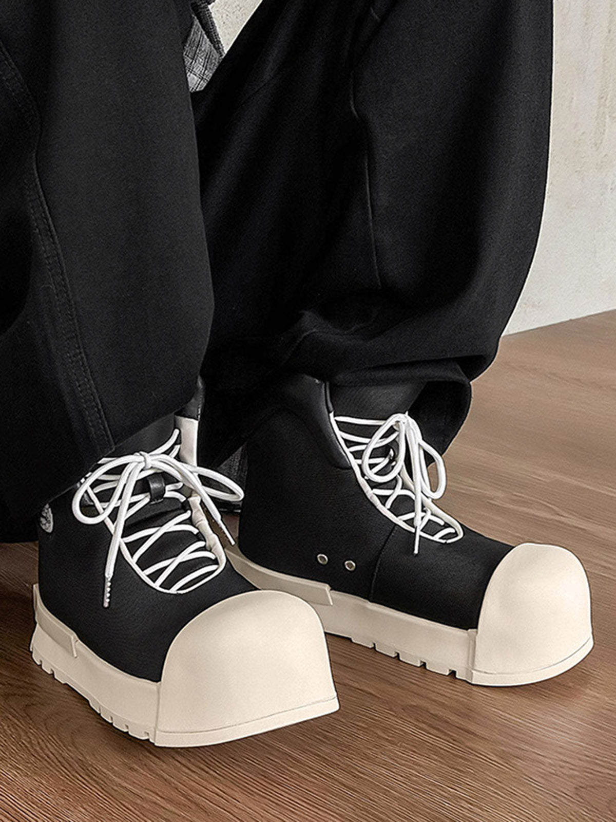 HIGH-TOP BOOTS WITH ROUND TOE AND RUBBER OUTSOLE
