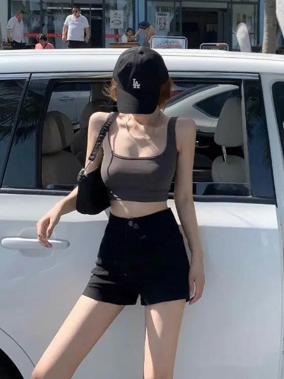 HIGH-WAISTED DENIM SHORTS - COTTON DENIM PERFECT FOR SUMMER WEAR