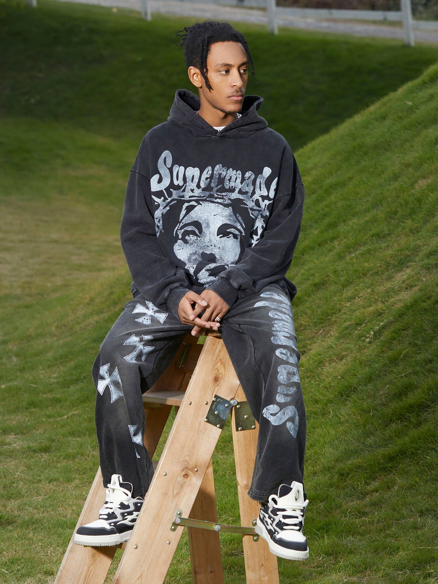 HOODED TERRY CLOTH PULLOVER WITH GRAPHIC PRINT IN GRAY