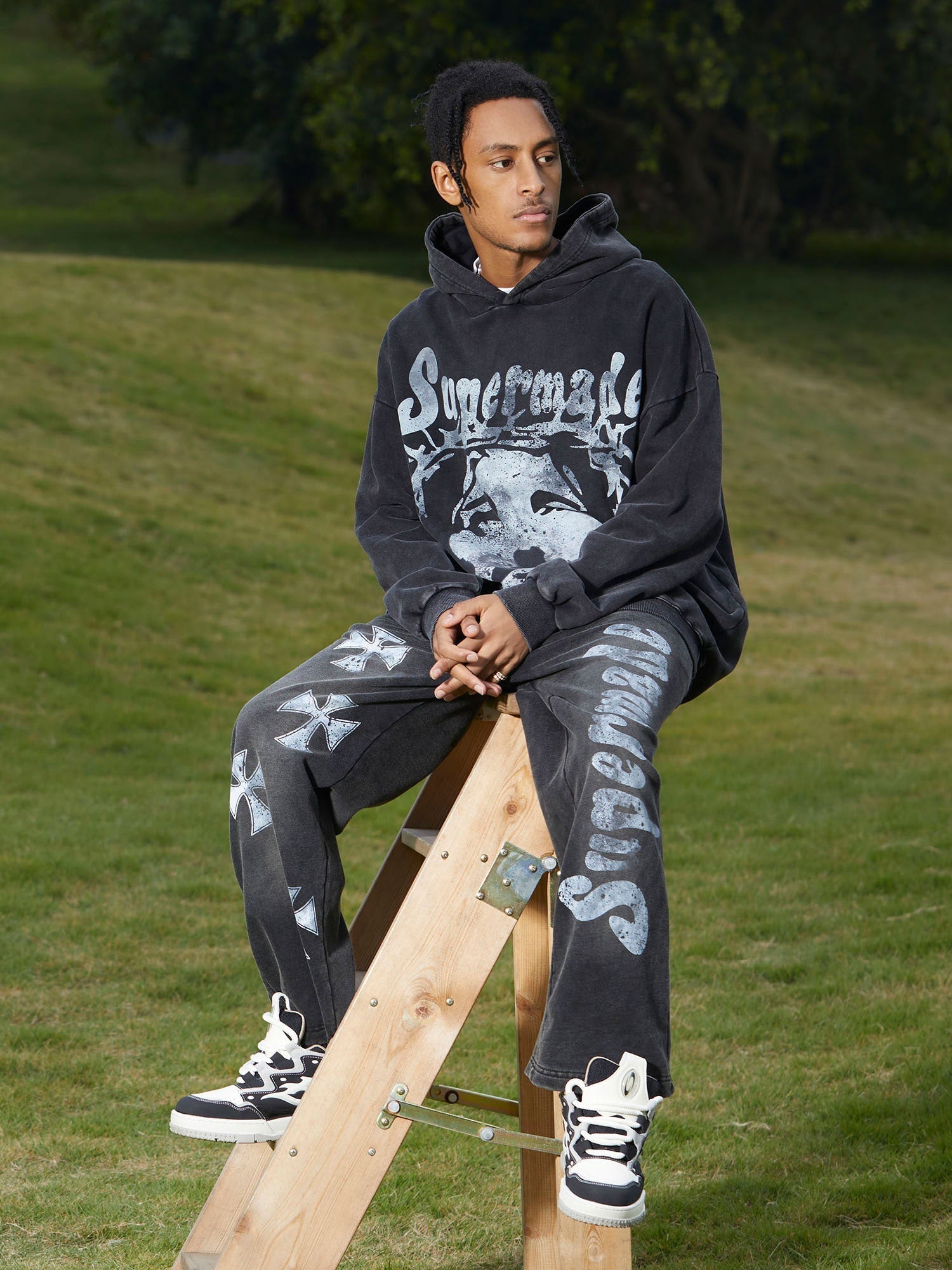 HOODED TERRY CLOTH PULLOVER WITH GRAPHIC PRINT IN GRAY