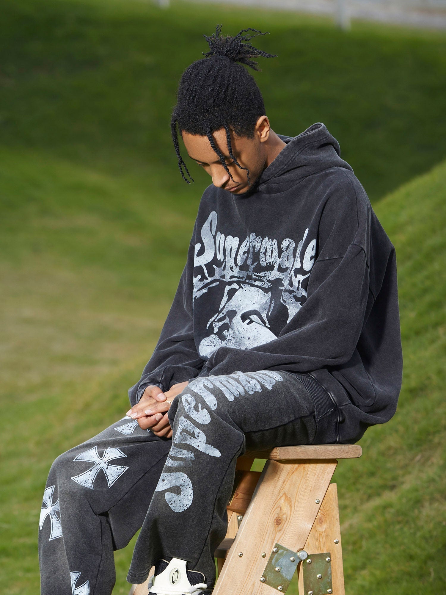 HOODED TERRY CLOTH PULLOVER WITH GRAPHIC PRINT IN GRAY