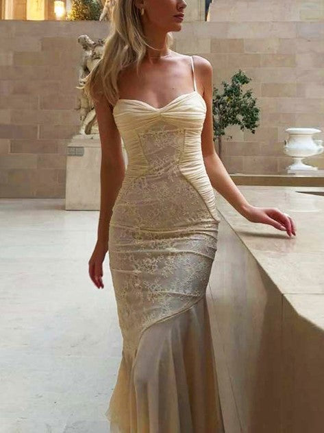 LACE MERMAID DRESS WITH VINTAGE LACE DETAILS AND SLIM FIT DESIGN