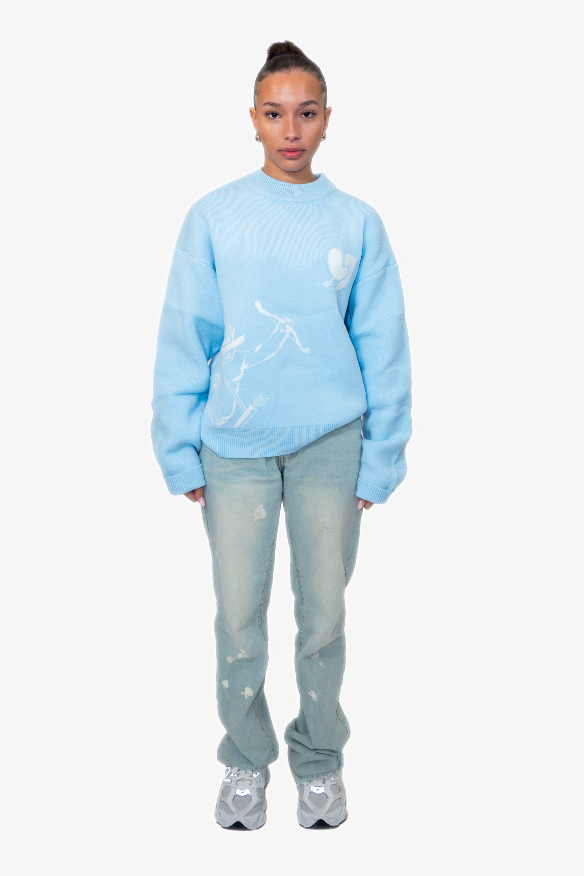 LIGHT BLUE KNITTED SWEATSHIRT WITH WHITE GRAPHIC - AMOR KNITTED SWEATER