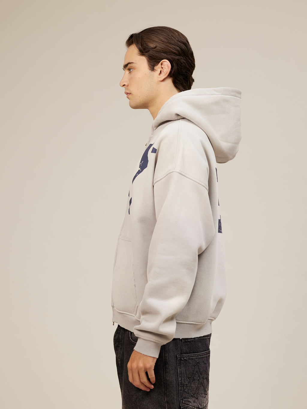 LIGHT GREY OVERSIZED ZIP-UP HOODIE WITH NY GRAPHIC FOR ULTIMATE COMFORT
